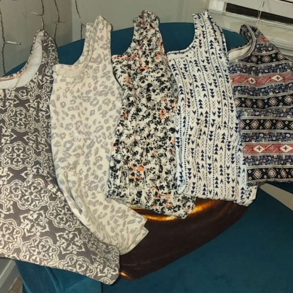 Maurices cream/gray scoop tank size small - Picture 4 of 4